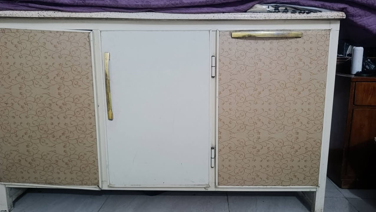 سلام عليكم كاونتر لبيع طول 3 متر وسنك متر ونص 
نضيف مكاني حي نصر سعر 700رقم هاتف ***********
