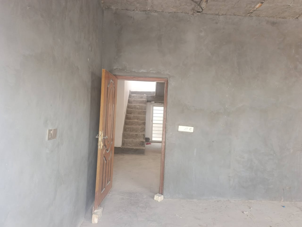 سلام عليكم بيت البيع مساحه 200متر 
يحتوى على غرف النوم 2 صاله ستقبال كهرباء +مولد مدرسة غريبة على البيت طريق كربلاء نجف عمود 193طريع يا علي
نتصال ***********
