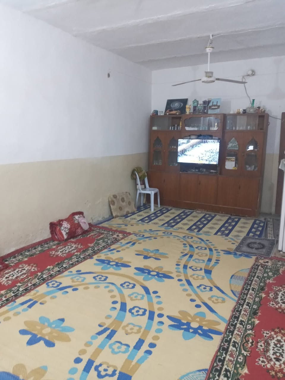 دار للبيع طابو صرف ٢٠٠ متر بناء قديم يحتوي على ٣ غرف نوم وهول واستقبال ومطبخ يقع في الكاطون قرب جامع الانبياء السعر المطلوب ١٢٠ مليون قابل للتفاوض الاتصال على الرقم  ***********
