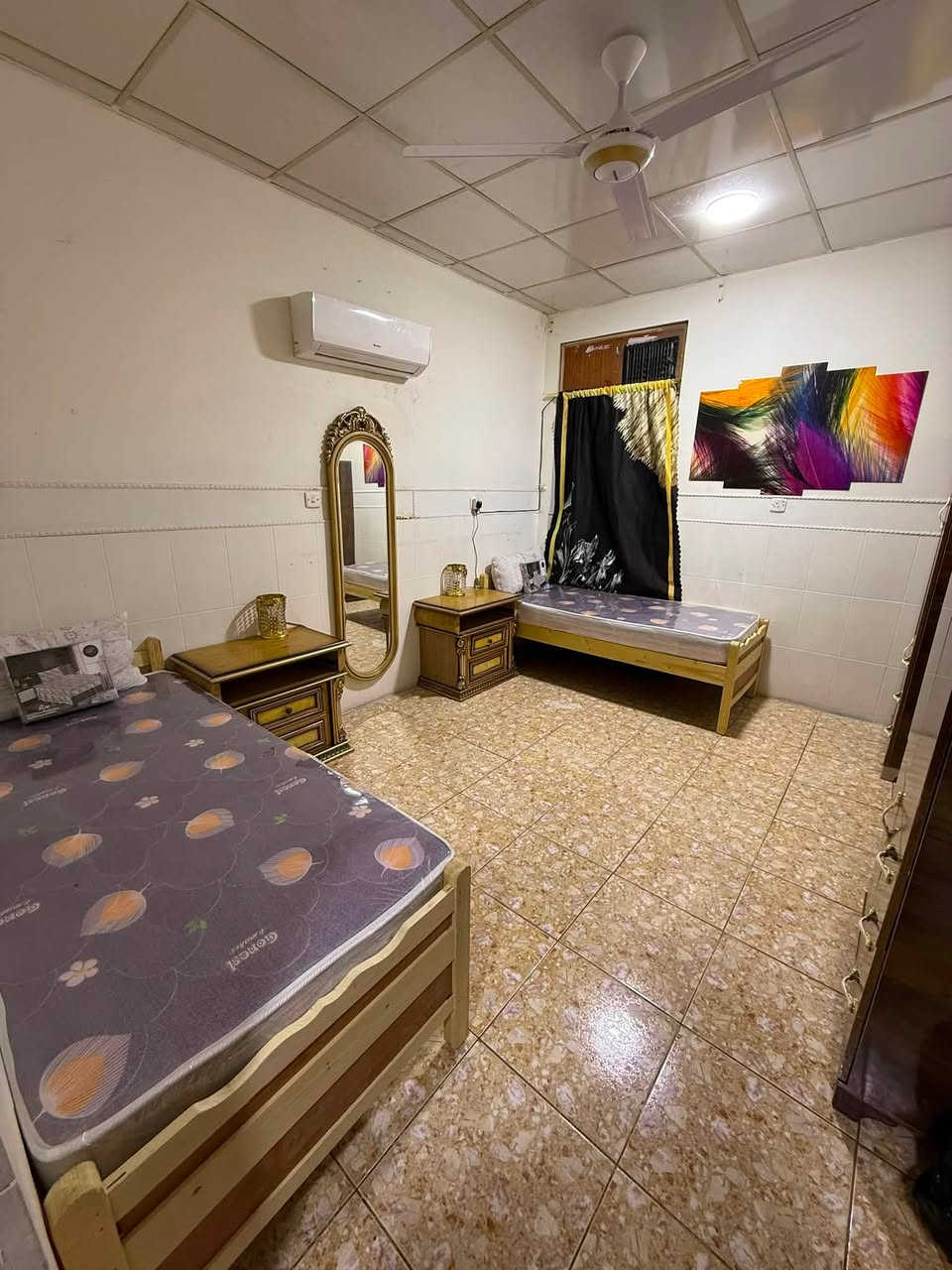 📍 البياع
قريب: ابن سينا والمستنصرية (5 د مشي)
والفراهيدي (10 د مشي)
🏠 شقة مؤثثة بالكامل
غرفتين + صالة + مطبخ + حمام
✨ شامل كهرباء 
👩‍🎓 السكن: كل بنتين بغرفة
💰 الإيجار: 250 ألف للنفر
📞 للتواصل: ***********

