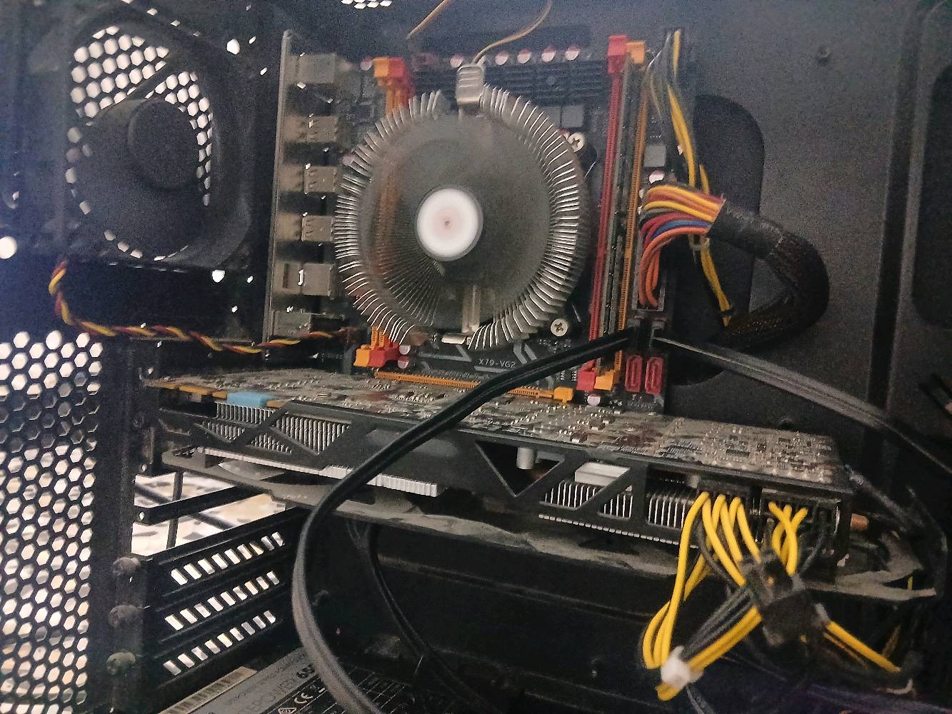 السلام عليكم 🌹
🖥️ PC Gaming للبيع — نظيف وجاهز للاستخدام
⚙️ المواصفات:
CPU: Intel Xeon E5-2650 v2
GPU: GTX 760 2GB 3-VAN
RAM: 16GB DDR3 — قطعة واحدة
SSD: 256GB للنظام
HDD: 500GB للألعاب والملفات
PSU: 650W
الكيس نظيف
فقط الكيس + كيبل الباور
🎮 مثبت عليه GTA V
🔍 الفحص متوفر قبل الاستلام وأكدر أخلي المشتري يفحص الجهاز أمام المندوب.
⚠️ ملاحظة مهمة: المذربورد بيها سلوت RAM واحد فقط شغال حالياً، لذلك الجهاز حالياً يعمل على 16GB، وتم توضيح ذلك بالكامل قبل البيع.
💰 السعر: 210,000 دينار
🚚 التوصيل مجاني لجميع محافظات العراق
📍 بغداد — المعامل / بستان سامي
💵 عند التوصيل: عربون 5,000 دينار، والباقي عند الاستلام والفحص.
📩 التواصل واتساب: ***********
***********