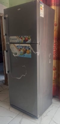 ثلاجه وسط • حجم كبير • نضيفه