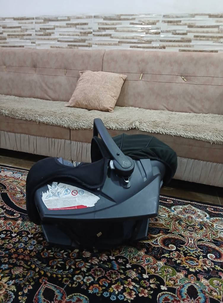 کاریکۆت و کورسی ناوسەیارە بۆ مناڵ ئەوروپیە ،  زۆر تازە و بێعەیبە ، قایشی بەستنەوەی هەیە، ڕائەژەندرێت و ئەتوانی بۆ ناوسەیارە و بۆ هەمو شوێنێک بیبەیت ، دەسکەکەی دائەدرێتەوە ، کەپرەکەشی دائەدرێتەوە ، لەتازەلەدایک بوەوە بۆیئەبێت تا نزیکی دو ساڵی 
سعریشی زۆر گونجاوە قفڵی 15 هەزارە 
سلێمانی ، گەیاندن*********** السليمانية, العراق

