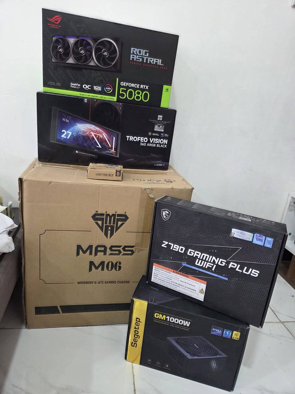 قطع  استخدام كلهن قليل اقل ست اشهر 

 • CPU: Intel Core i7-14700KF 
500 الف مع سوكت lga1700

• GPU: ASUS ROG Astral RTX 5080 3100 الف

• Motherboard: MSI Z790 Gaming Plus
 WIFI 300 الف

• CPU Cooler: Thermalright Trofeo Vision 360 Liquid 175

• PSU: Segotep GM1000W 1000W 80+ 
Gold 150 الف
شلع كامل 4200 اربع ملايين وميتين
مكاني بغداد الحريه 
***********
