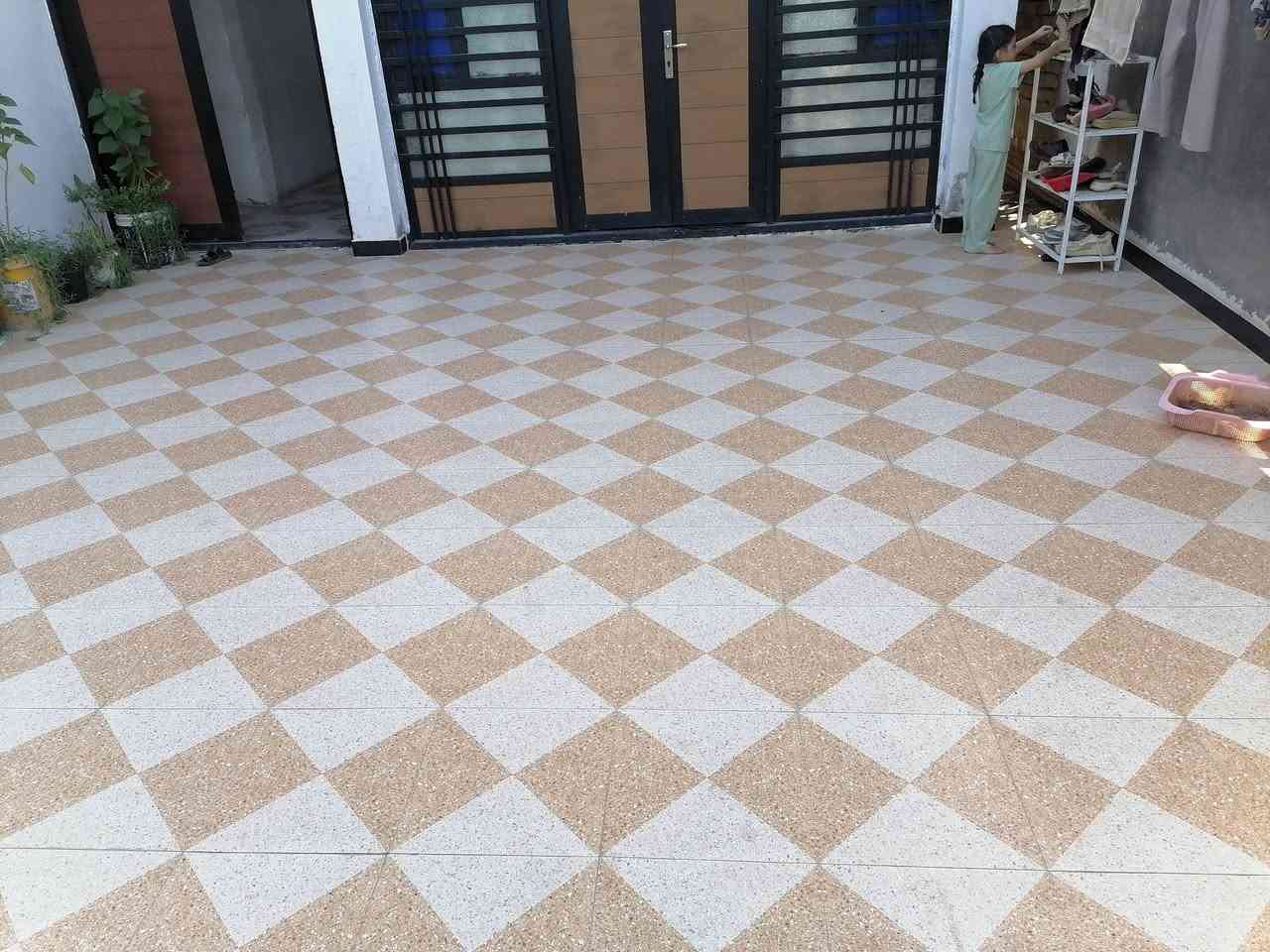 السلام عليكم بيت للبيع حي المعلمين منطقة الالبان الشارع الرأيسي خلف المنتزه ريس تايم طابو صرف مساحة ١٢٠ م  +طارمة ٨×٦ يعني اتصير المساحة ١٨٠ م كونكريت طابقين الأرضي ديوانية وصالة وغرفتين وصحيات الطابق الثاني ٣غرف+صحيان +مطبخ البيت يباع معة الاثاث السعر ١٧٥ للاستفسار ***********
