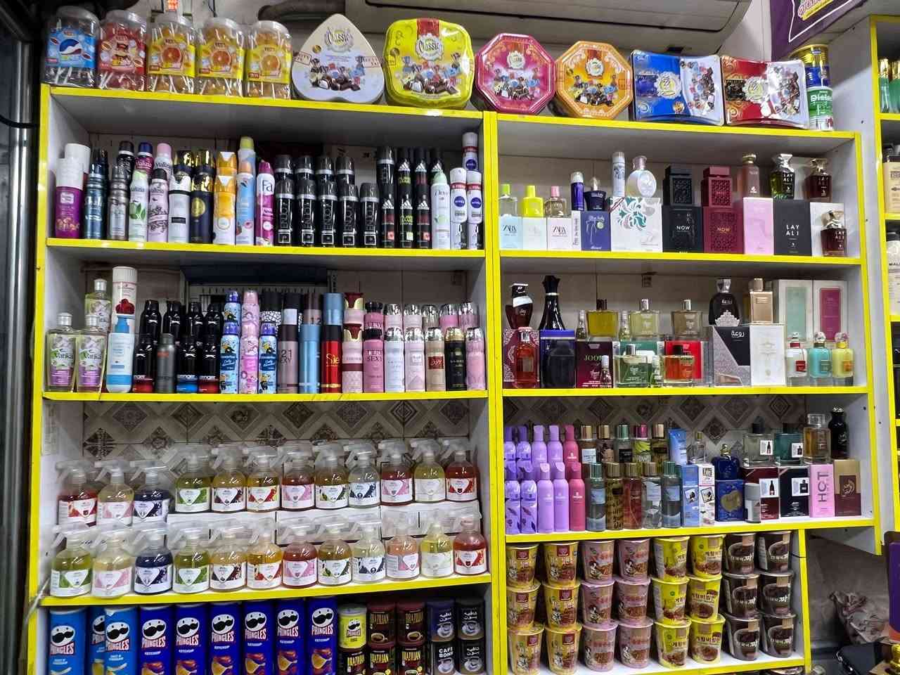 ماركت للبيع كربلاء 
محتويات 
بارد عمودي عدد 11
مجمده عرض  ام كيج 6
عارضه طرشي  1
سبلت عمودي 2  
سبلت جداري  1
مبرده لحياه  مع  نضام دكت 1
سستم كامرات كامل 
للتواصل***********

