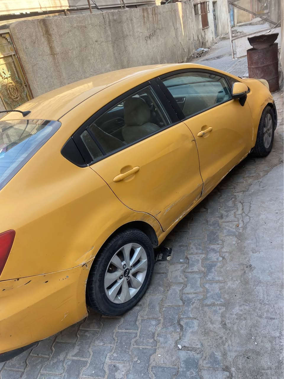 السلام وعليكم كيا ريو 2016سياره مصبوغه من شركه بيها دحكات كما واضح بل صوره خليجي مكينه 1600مصفره غرامات وهيئه سياره بسمي السعر 55ورقه مكان سياره بصره 
رقم الهاتف *********** متوفر واساب البصرة, العراق
