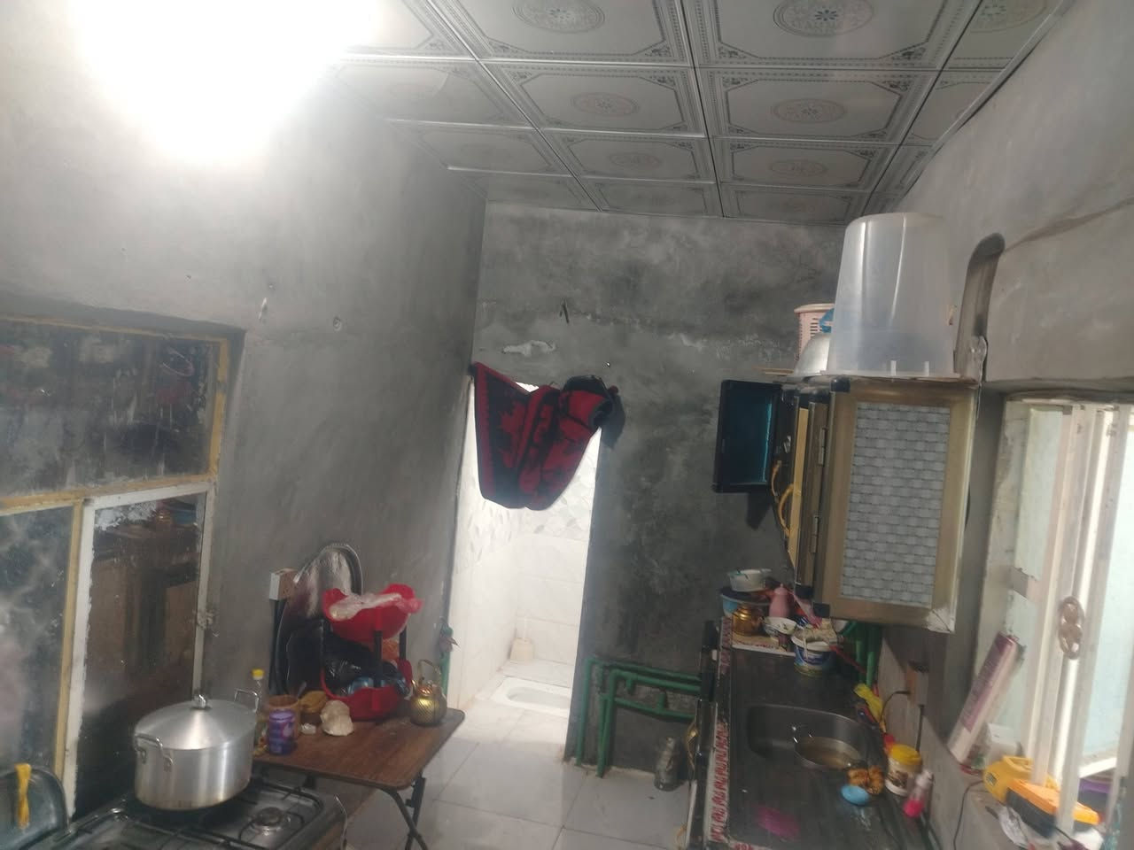البيت  البيع  المساحه 100  غرفه وصاله ومطبخ وطارمه عله طريق كربلاء نجف عمود 138 قريب عل شارع العام يعني واجهه محلات  اتصير ***********
