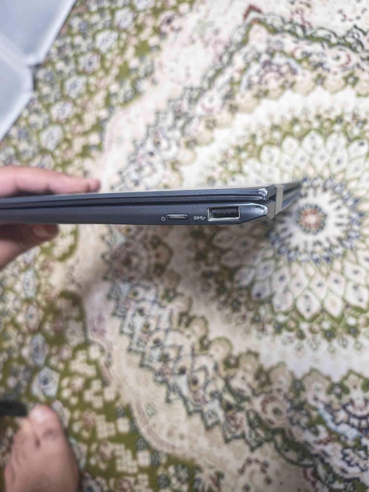 للبيع لابتوب asus zenbook 13 oled اخوان هذا اللابتوب كدامكم ومواصفاتة بالصور موضحة  شاشة oled لمس ويا قلم ينفتح 350 درجة بي فقط طخة خفيفة يم مخرج ال USB  بالكفر واضحة بالصور غير هذا كلشي مابي جديد ونظيف جدا  وكلشي بي شغال اني شتريتة 13 ورقة وصارلة عندي 3سنوات تقريبا استخدامي الة جدا قليل تمر اشهر مااستعملة رايدة ب 650 الف بي مجال جدا بسيط
للاستفسار ***********

نص مكتوب في الصور:
- ASUS ZenBook Flip 13 OLED Flexible performance, effortless mobility UX363EA $ 1299 CPU i7 11th Gen GPU Intel Iris Xe Graphics RAM 16GB LPDDR4X Storage 1TB M.2 NVMe PCIe 3.0 SSD Display 13.3" FHD OLED Touch Screen Battery 67WHrs 4-cell Li-ion Weight 1.30 kg ASUS OLED