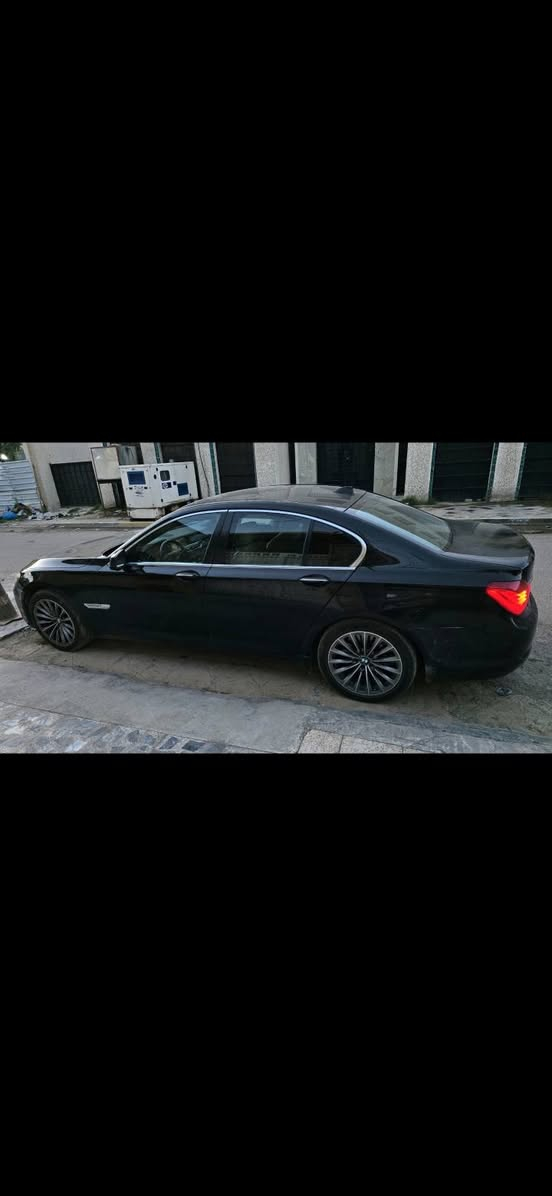 السلام عليكم 
Bmw f01 750i 2011 اسود 
فول مواصفات و مواصفاتها معروفه باب قصير 
ضربتها صفحه باب و جاملغ امامي و الصندوق ول قماره صبغتهن لان جاردات 
السعر 120 ورقه و بيها مجال فقط بيع بدون مراوس 
بدون خاص فقط على الرقم 
مكانها بغداد الكراده 
***********
