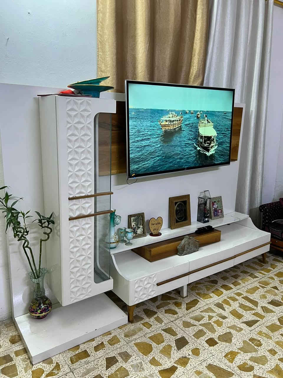 ميز شاشة • للبيع