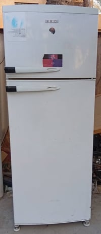 ثلاجه للبيع ماطور شركه شغاله السعر 100 يوجد خدمه توصيل 07770315451
