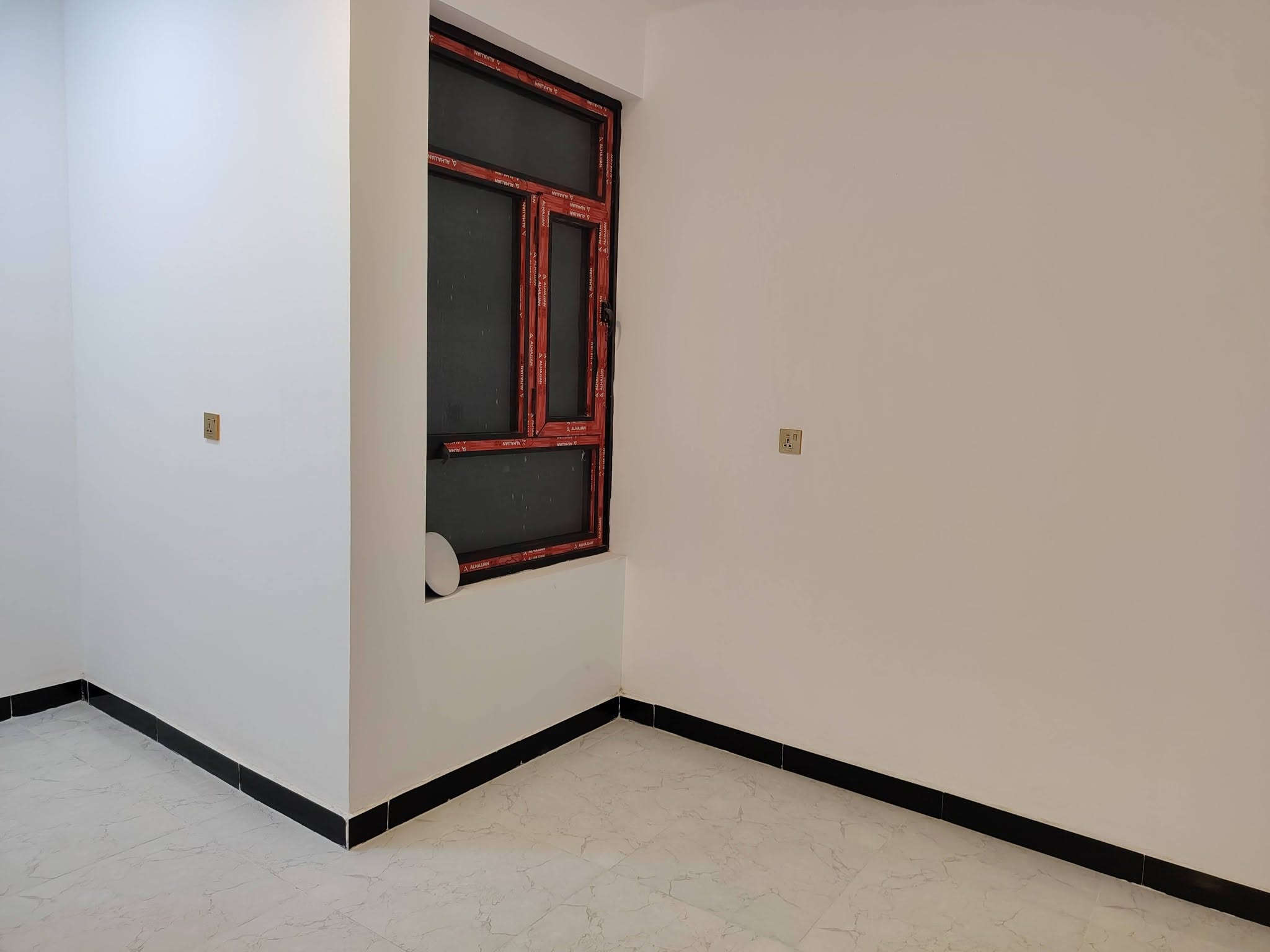 🏡 فرصة مميزة للاستثمار أو السكن
للبيع مشتملين تونات ، كل مشتمل بمساحة 50 متر، ومكوّن من:
🔹 طابقين
🔹 غرفتين نوم
🔹 استقبال
🔹 مطبخ
🔹 حمامين
🔹 بيتونة
🔹 شغل درجة أولى
🔹 بوب قاصة تركي
🔹 شبابيك ألمنيوم
💰 سعر المشتمل الواحد: 86 مليون دينار
💵 البيع نقداً فقط
📍 العنوان: بغداد – الدورة – البوعيثة – مجمع السلطان الأول – شارع الفلل
✅ خدمات متكاملة
💧 ماء
⚡ كهرباء
🛣️ تبليط
🏫 مدارس وخدمات قريبة
📞 للاستفسار: ***********
📱 متوفر واتساب
مناسبة جداً للسكن أو الاستثمار، وموقع مميز داخل المجمع.
