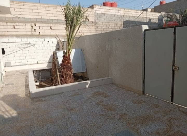 أبو الخصيب منطقة أعويسيان***********
بيت للبيع 
المساحة ٢٤٠
طابقين الرضي كامل 
والطابق الثاني هيكل 
ديوانيه ٦×٤....المطبخ ٤×٥
الهول الموزع ٧×٥
صحيات .....غرفتين ٥×٤
حديقه ١٢×٤
طابو زراعي .عراقي 
الرقم الأستفسار ***********
منطقة عويسيان ...قرب معمل بلوك الكوفه
