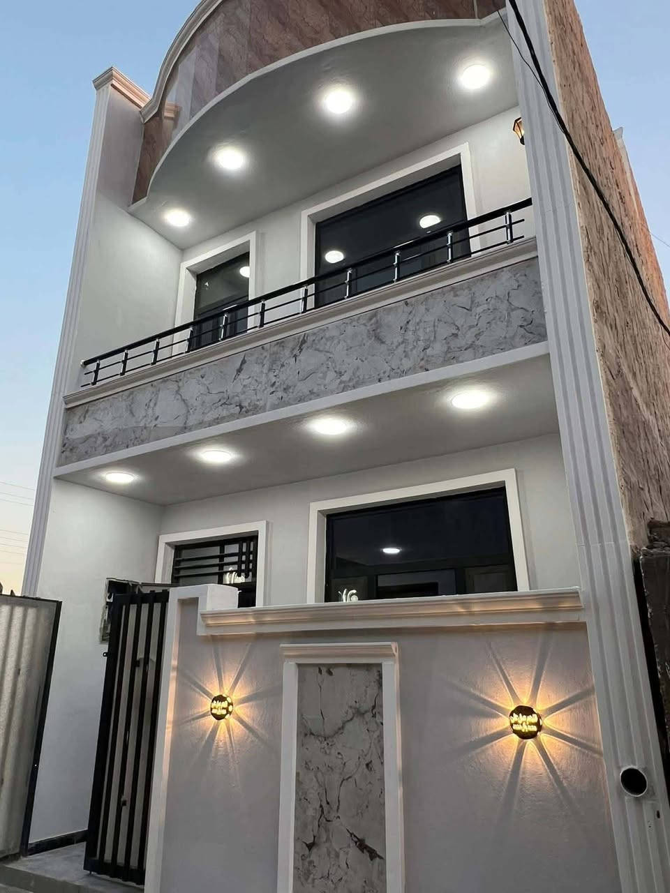 السلام عليكم
🏠#الدارللبيع 80متر واجهيه 5متر نزال 16متر

 طابقين وبيتونه  بناء حديث وتصميم متكامل✨️

 يحتوي البيت. ع[3غرف نوم -استقبال -صحيات عدد2- ومطبخ] البيت شغل درجة اولى✨️

⬅️ مع الخدمات[ماي-كهرباء- تبليط ]✨️

⬅️نوع العقار  طابو زراعي سند 25 اقرار محكمه 

⬅️العنوان #بغداد_الدوره_البوعيثه   
       مجمع العدل الاول 

🔶️السعر جدا مناسب
 
🔴للاستفسار  خاص او الاتصال ع  الرقم 

☎️***********

☎️***********
