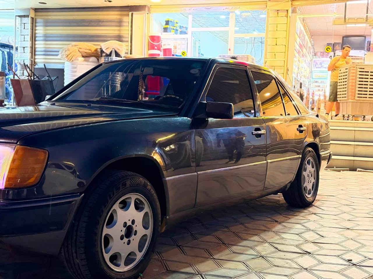 مارسدس دب 300 موديل 90 محور بطة
كير محرك شرط
صدر جديد باتري جديد كهربائيات كاملة 
تبريد ثلاجة
سيارة الحمدلله والشكر متفشل وقوية حيل واكثرهه بلادية 
بيهه بداية چلح بالقمارة خفيف كلش 
بيهه نواقص حيل قليلة يتطلع عليهه المشتري 
سعرهه 50 وبيهه مجال 
رقم صلاح الدين دولي شرط التحويل 
مكانها تكريت 
*********** 
البيع فقط
