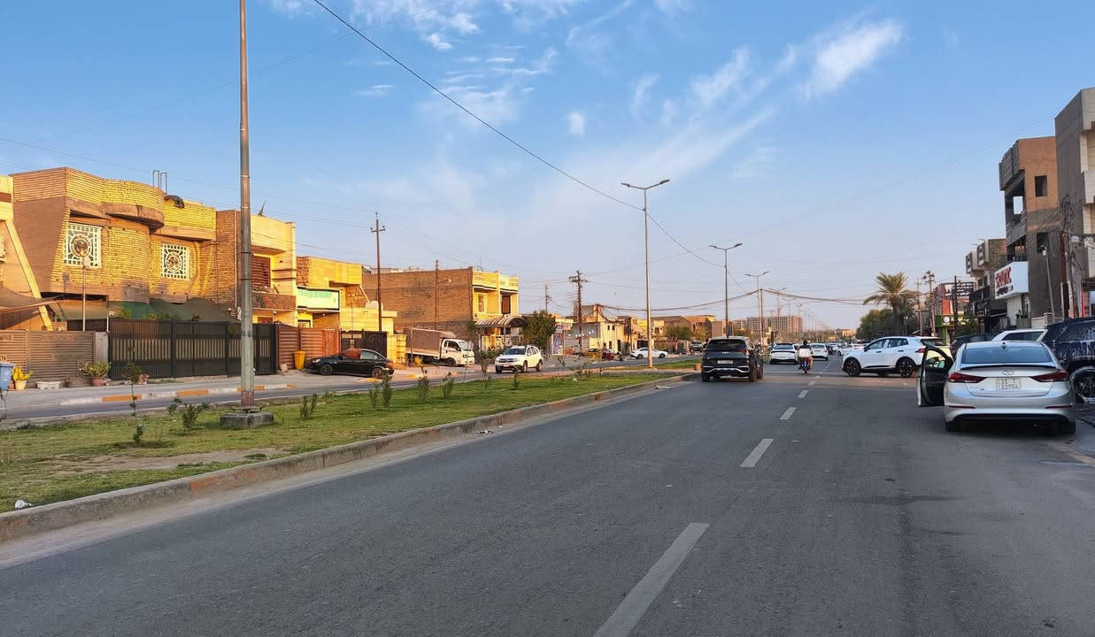 دار للبيع ملك صرف - موقع استثماري وتجاري مميز
الموقع📍: بغداد - شارع الشارقة الرئيسي
 (مقابل حي الأساتذة مباشرة).

⬝ المساحة: 125 متر مربع.
⬝ الواجهة: 6.5 متر.
⬝ البناء: كونكريت مسلح.
يحتوي على: صالة، استقبال، مطبخ، غرفة نوم، ومغاسل.

◀ يقع العقار مباشرة على الشارع الرئيسي بما يجعله فرصة ممتازة للاستخدام السكني أو التحويل لنشاط تجاري/مكتبي واستثماري بعائد ممتاز.

السعر: 3 ملايين و250 ألف دينار للمتر
للاستفسار والمعاينة الإتصال على:

*********** ➦
*********** ➦

