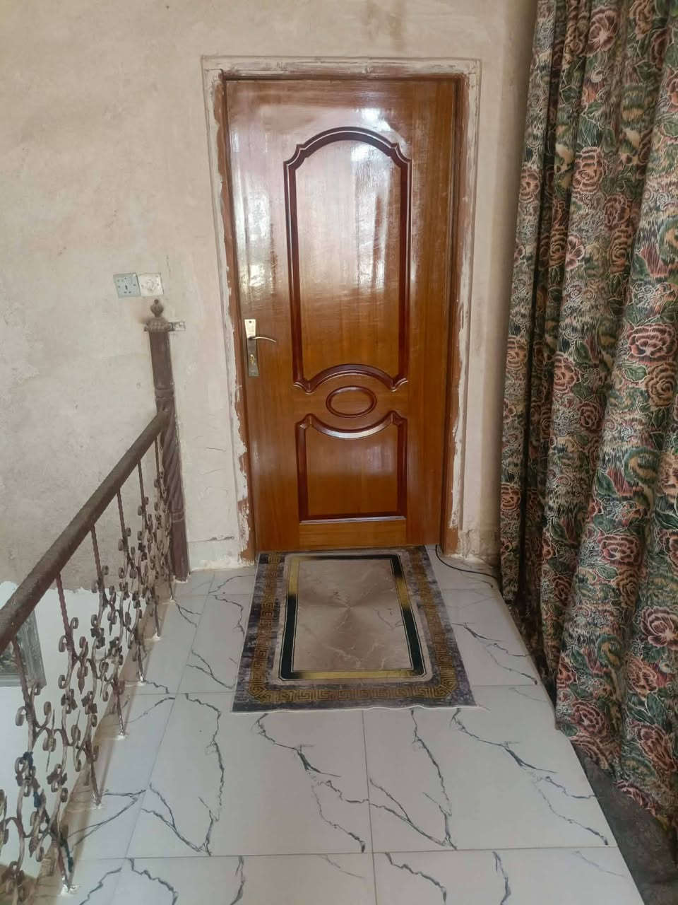 السلام عليكم  البيت طابو زراعي سند 25 مساحته 135 ب المكاتبه والحقيقي 115 موقعه شارع الحسينيه شارع 80 البيت موقعه قريب على الشارع وبيه كافه الخدمات ماء وكهرباء وانترنيت ضوئي وا تبليط عن قريب جدا فقط مسوا رصيف للبيوت بيه كلدور 10 امتار وصاله 4x5 مطبخ وثلاث غرف نوم.غرفتين من عدهن مفتوحات على بعض وصحيات خارجي وحمام داخلي وطارمه واجهيه البيت 20 والنزال 7 ونص  البيت كامل من الداخل بيه جم شغله نقص البيت سايمه 100 وبيه مجال للطيبين 
للتواصل ***********
