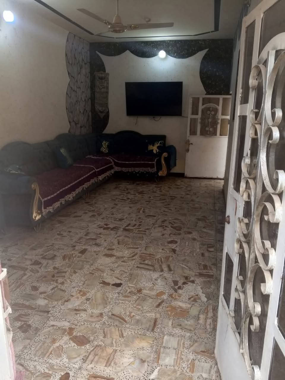السلام وعليكم بيت البيع مساحه ١٢٥وجهه٥ يتكون من حوش وتواليت خارج وستقبال وحوالي وغرفه وفوك غرفه ماكامله وبيتونه جبيره وسطح العنوان بوب الشام   بزراعي بيت ضيفان بدايه الزراعي مقابيل اسواق ابو عبدالله السعر علا خاص وهذا رقم التلفون الاستفسار اكثر ***********
