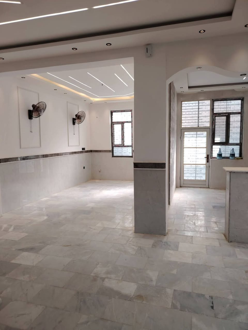 🌟 فرصة ذهبية لا تعوض | تحفة فنية للسكن الراقي 🌟
​🏠 دار مساحة 100 متر | طابقين (بناء طابوق درجة أولى)
​📍 الموقع الاستراتيجي:
​العنوان: الحولي مستشفى كفيل ـ خلف مطعم حجي حنيص مباشرة.
​الحيوية والقرب: يبعد عن طريق الزوار أقل من 50 متر فقط!
​الموقع الديني: يبعد عن مرقد الإمام الحسين (عليه السلام) أقل من 3 كيلومترات.
​📜 الوضع القانوني:
​سند 25
​إقرار محكمة + مكاتبة أصولية مع صاحب الأرض.
​📞 للاستفسار ومزيد من التفاصيل:
يسعدنا تواصلكم معنا عبر الاتصال أو مراسلتنا عبر الواتساب:
​***********
​🏢 مكتب سمو الملك للعقار والمقاولات
ثقة، تميز، وفي خدمتكم دائماً لتلبية كافة طلباتكم العقارية
#عقارات_كربلاء #كربلاء #بيت_للبيع #دار_للبيع #مجمع_الفرات #استثمار_عقاري #عقار #عقارات_العراق #بيت_جاهز #بناء_حديث #ديكورات_مغربية #فرصة_استثمارية #شراء_بيت #سكن_راقي #عقار_كربلاء #بيوت_كربلاء #سند25 #عروض_عقارية #الماسة_للعقار #عقارات
