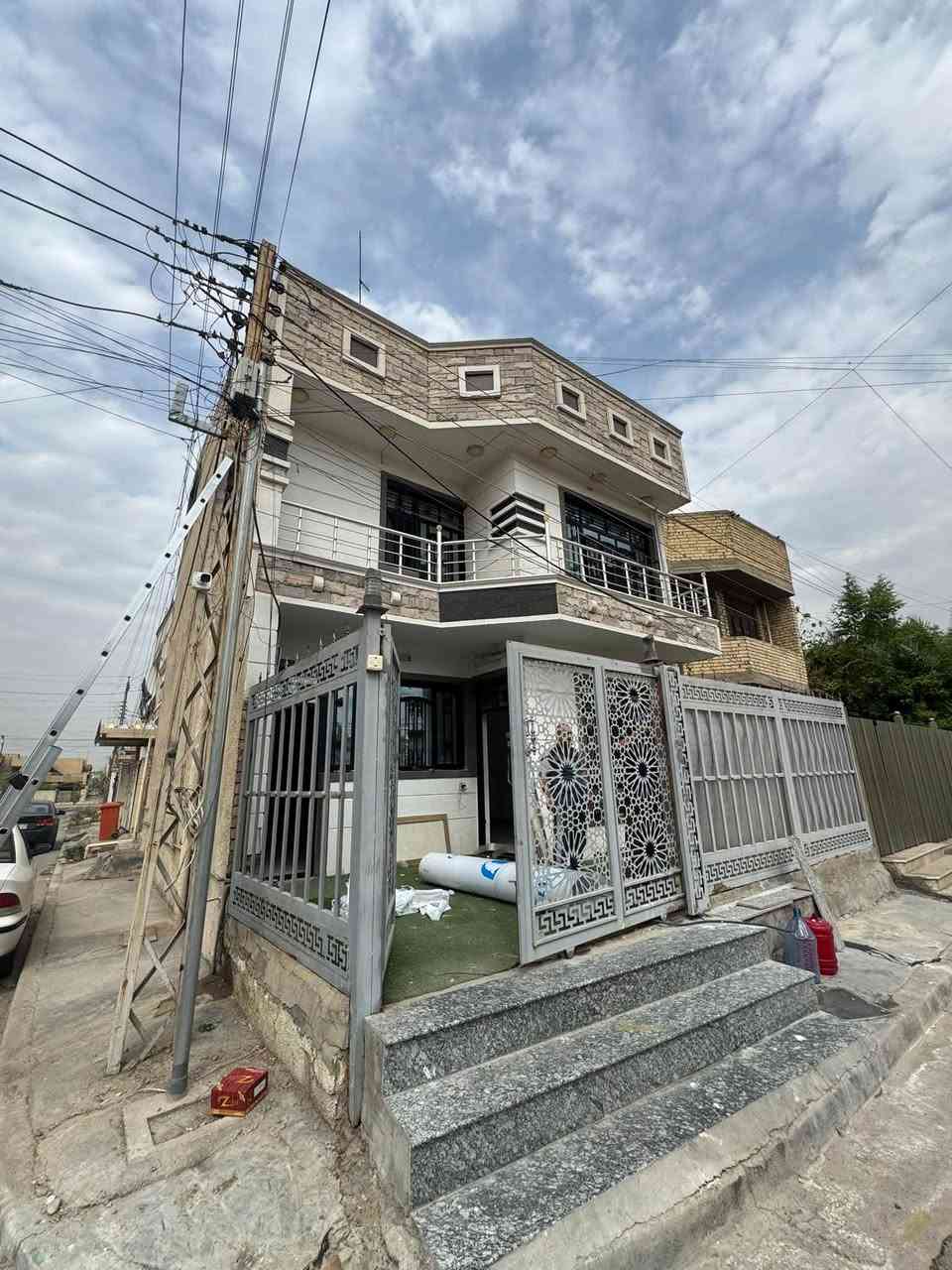 السلام عليكم 
مشتمل للبيع حي الجهاد الا ساتذه خلف اربع شواع  مباشر 

البيت علئ شارع 15متر رصيف 4متر 

واجهه 7.5متر 
نزال 10متر 
طابق الاول كراج صاله ومطبخ وغرفة نوم وحمام منوار 

طابق الثاني غرفتين نوم وحمام طابق ثالث بيتونة 

استفسار اتصال 
***********
