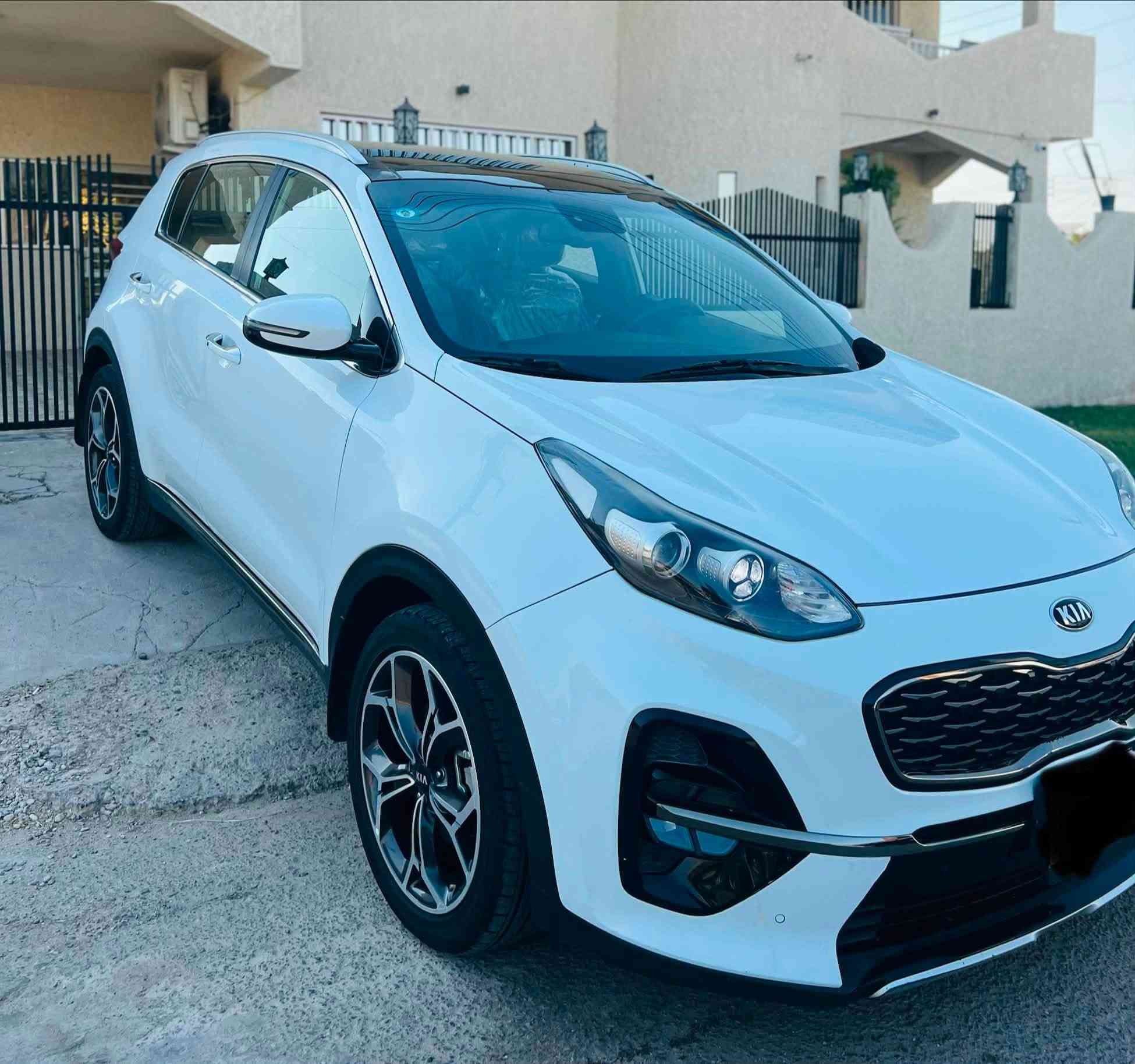 السلام عليكم
كيا سبورتج خليجي  جيتي لاين موديل ٢٠٢٠ الشركة الدولية 
فول مواصفات ١/١ معروفة 
محرك ٢٠٠٠ دوش 
رقم بغداد الدولي الجديد تحويل ثاني يوم 
مكفولة من الصبغ والتبديل 
بانوراما.
شفتات ستيرن 
ستيرن دي
بصمة دخول وتشغيل.
سايد بريك بصمة.
مانع منحدرات.
شاشة كببرة 
اريل نفكيشن.
شاحن واير ليس .
اوتو هولد.
جنطة كهرباء.
كشنات جلد و كهرباء.
.داخل لونين حمصي واسود.
حساس امامي وخلفي.
خمسه ويل كب .
قطعتين تبريد بيانو.
كامرة خلفيه.
تحكم ستيرن.
شاشه قرائه الاعطال
 .3 انضمة قيادة  
سيارة جاهزة من كل النواحي صدر جديد  تايرات جدد
السعر 199 وبيه مجال بسيط 
بغداد /الكرخ/ السيدية
***********
