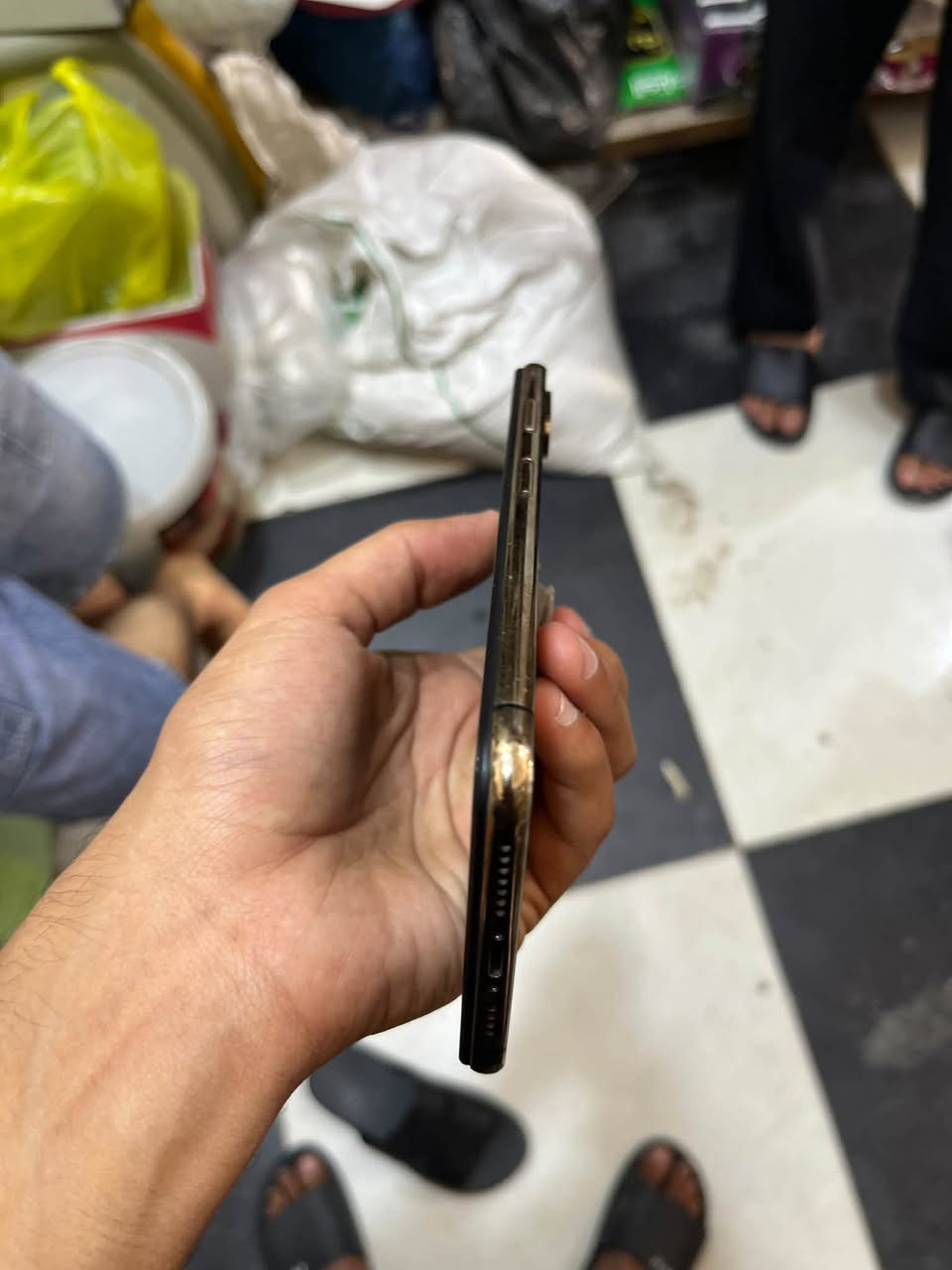 السلام عليكم ايفون اكس ماكس ذاكره 512 دبل شريحة مبدل بس بطارية وبعد شكله كدامكم ضهر بس  اريده مراوس باندرويد لو بيع هـ***********
