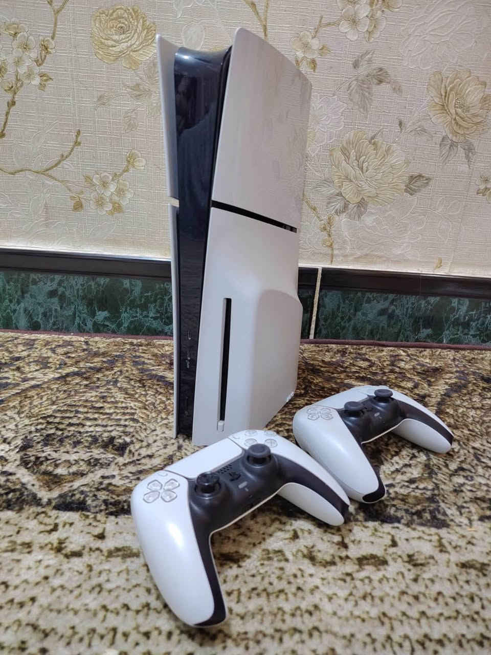 سلام عليكم
بلي 5سلم مستعمل نظيف كالمل ملحقات  يجي بي 2 جوستك أصلي ويا سماعة محيطية وعازلة 
مساحت الجهاز 1 تيرة 
يجي بي سبع أقراص 
وحساب أمريكي بي 
Battlefield 1
Battlefield V
God of war 2018
A Way Out 
rust 
جهاز ما مفتوح ومصلح  البيع كامل وية القراص والملحقات سعر  مليون 
مكان بغداد 
***********

