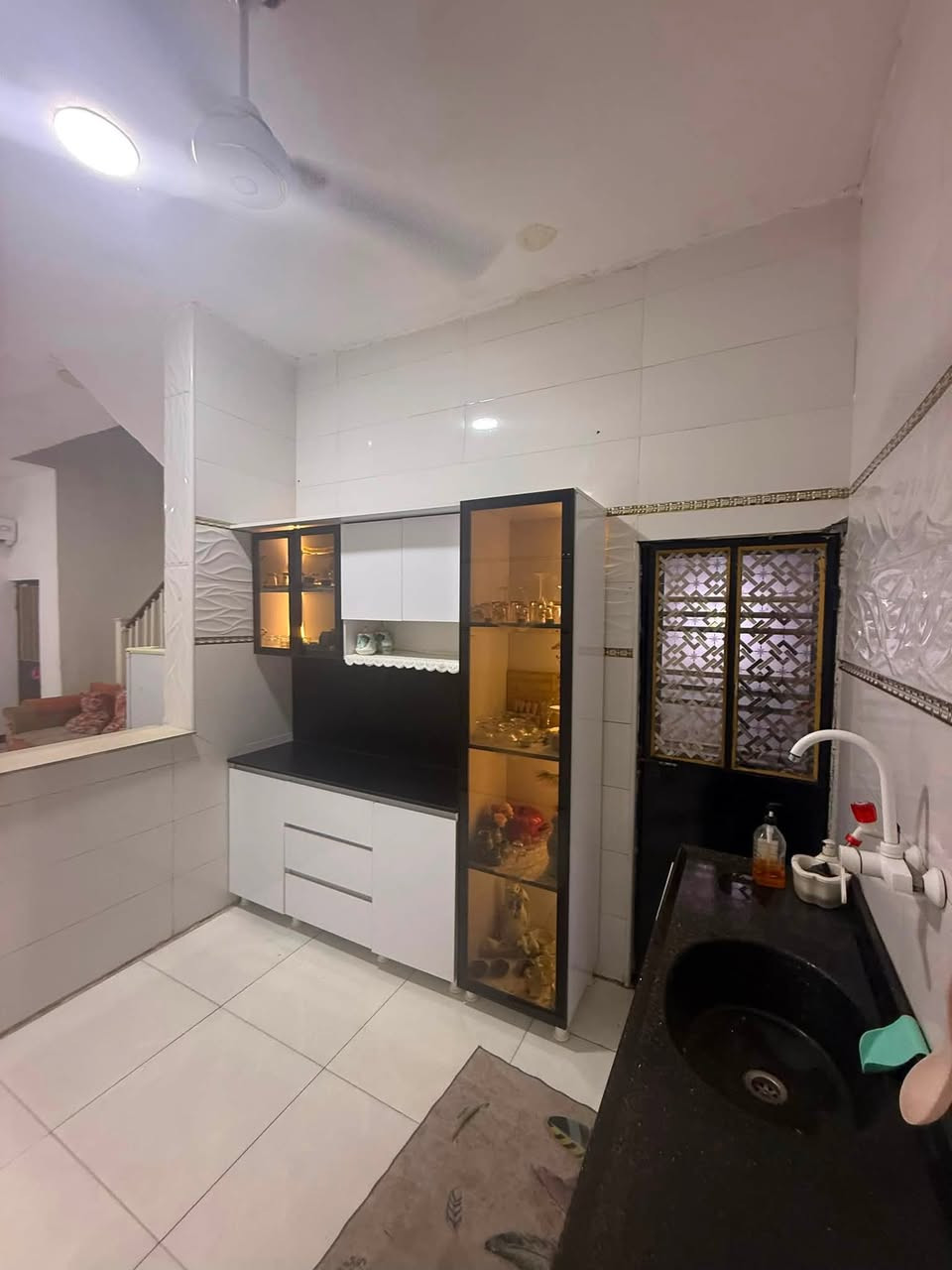 بيت في حي النور مقاطعه 830
مساحه 100 واجها 5 ونزال 20 
طابق واحد سنه البناء2025 
نوع البناء بلوك تجريان محتوياته 
غرفه وصاله ومطبخ ومجموعه صحيات وستقبال ومناور السعر 123 مليون 
وقابل للتفاوض انور اركان عقارات الصفا
هـ ***********
هـ ***********
