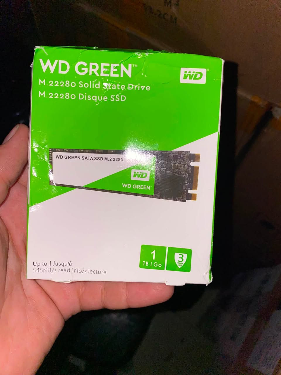 هذا هارد SSD لتخزين البيانات (Solid State Drive) من نوع WD Green (ويسترن ديجيتال الأخضر).
إليك أبرز مواصفاته الظاهرة على العلبة:
 نوع التوصيل: M.2 SATA (بحجم 2280) ويُركب مباشرة على اللوحة الأم (Motherboard).
 السعة: 1 تيرابايت (1 TB / 1 Go).
 السرعة: سرعة قراءة تصل إلى 545 ميجابايت في الثانية (545MB/s read). 
اي استفسار ***********
