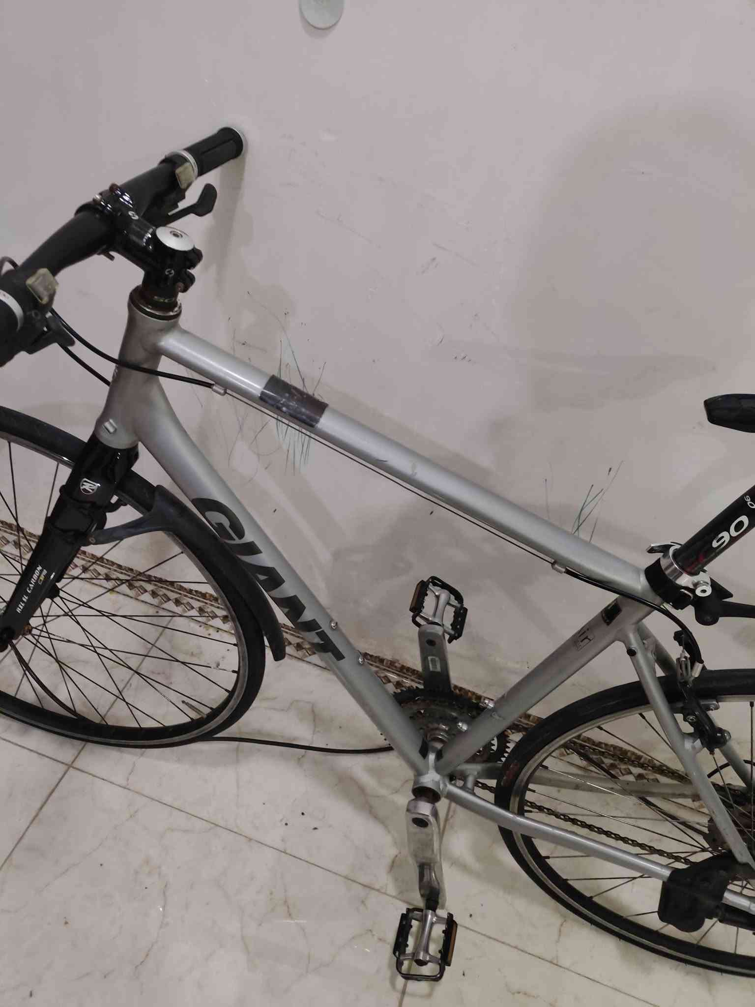 🚴‍♂️ بايسكل C700 للبيع
🔹 الماركة: Giant
🔹 ارتفاع الفريم: M
🔹 سستم سرام بدون نقال أمامي
🔹 3 قطع كاربون:
 • بوري سرج كاربون
• ركبة كاربون
• ماشّة كاربون
🔹 بريك خلفي فقط
🔹 نظيفة
🔹 جامَلغ أمامي وخلفي

💰 السعر: 190 ألف، بي مجال
🚚 يوجد توصيل
📍 مكاني: كوت
📞 ***********
