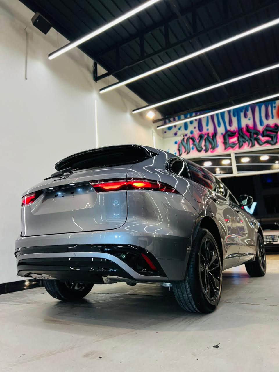السلام عليكم
الوحش الإنكليزي للبيع 
جاكوار f-pace وكالة سردار 2024 
مكفولة كفالة عامة 
داخل احمر 
فول مواصفات  
R dynamic 
مغلفة PPF 
اربع رادارات 360  
دخول ذكي ٤ ابواب 
مقاعد كهربائية 
تدفئة مقاعد 
سقف بانوراما 
اوتو بريك 
٦ أنظمة قيادة 
نظام تنقية الهواء 
 Auto hold
‏Navigation  
وبعد بيها مواصفات هوايه 
ماشية 21 الف كيلو استعمال قليل جداً 
السعر 460 ورقة وبي مجال 
مكان السيارة بغداد اليرموك 
***********
