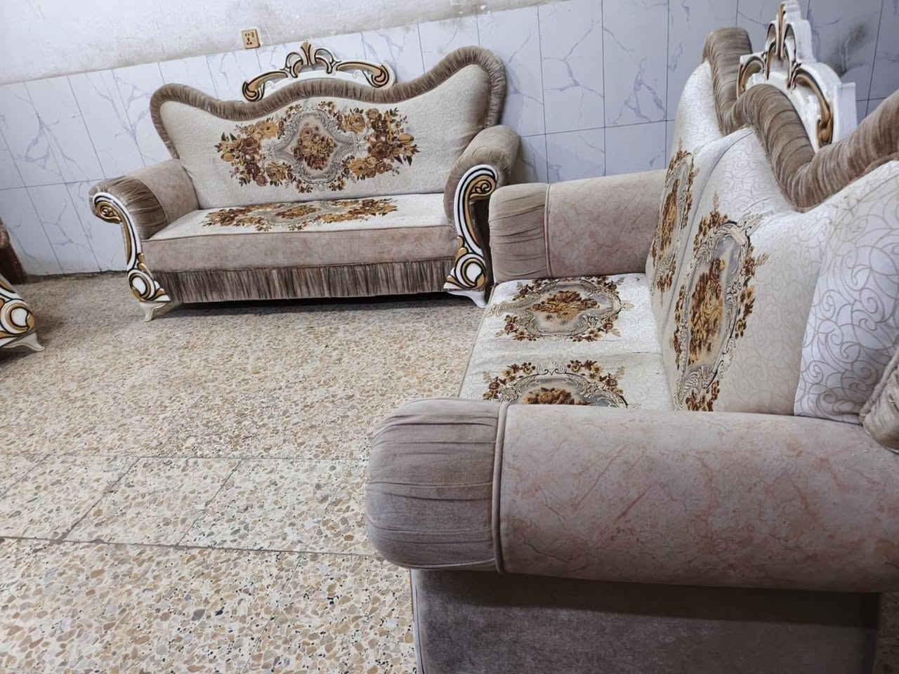 تخم ملكي تكمه نظيف جدا 10مقاعد ب320 الف وبي مجال المكان الوشاش *********** يوجد توصيل بكروة يوجد واتس اب
