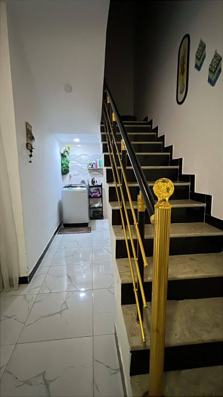 🏡✨ فرصة مميزة للسكن في مجمع الرواد ✨بيت للبيع 🏡

إذا تبحث عن بيت مرتب، عملي ومناسب للعائلة وبموقع قريب من أهم الخدمات، فهذا البيت قد يكون اختيارك المثالي ❤️

📍 موقع مميز وقريب من:
🏥 المستشفى التركي
🎓 جامعة واسط
🛍️ الأسواق والخدمات

🏠 مساحة البيت:120م²

🔸 الطابق الأرضي:
🛏️ غرفة نوم
🍳 مطبخ
🛋️ صالة
🏡 هول داخلي
🚿 حمام داخلي + حمام خارجي

🔸 الطابق الأول:
🛏️ غرفة نوم بنظام سويت مع حمام خاص

💰 المقدّمة: 60 مليون دينار
🏦 القسط الشهري للمصرف: 548 ألف دينار فقط
💵 المدفوع للمصرف العقاري: حوالي 25 مليون دينار

⭐ بيت جاهز للسكن

📞 للاستفسار اكثر الاتصال على ***********
