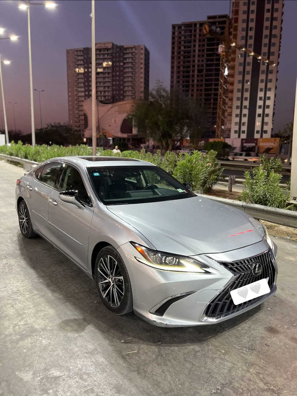 السلام عليكم للبيع  التحفه اليابانيه 🤍
ملاحظه سبب البيع ظرف مادي واله هي سياره غنيه عن تعريف بشكد متصورون والجناي يعرف قيمته 

Lexus ES 300 h 2022 هايبرد 

رقم بغداد ب اسمي تحويل ثاني يوم

السيارة فول مواصفات ١/١ 

ماشية ٦٠  الف كيلو قابل للزياده

سياره من ناحية صدر زيرو عبالك

حادثها موضح بالصور  وسطحي مو قوي  

صبغ بنيد فقط وعندي سونار بيه 

 ايرباك طاك ومصلح تصليح حلو

 

بعض من مواصفات السيارة الي ماتخلص

كامرات 360 درجة

حساسات امامي و خلفي 

رادارات امامي و وجانبي  وخلفي

نقاط عمياء 

تحديد مسار 

مثبت سرعة تفاعلي شفتات ستيرن

تدفئة تبريد كشنات مع خرن ميموري 

تدفئة ستيرن 

فتحة سقف 

 

نظام صوتي + دمام خلفي 

شاشة جبيرة نظام كار بلي وايرليس واندرويد اوتو

شحن لاسلكي  

مري شفط وكهرباء وتعتيم تلقائي للمرايات والمرايه الوسطيه

ستيرن جلد

وبيها بعد هواي مواصفات معروفة 

السيارة جاهزة بدون نقص  

السعر 25 الف  جدا مناسب بالنسبه لموديله وحادثه ادخل خاص او اتصل ***********

مكان السيارة بغداد
