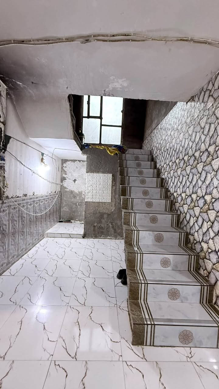 السلام عليكم عقاررر للبيع 

الموقع قرب العلويه شريفه بنت الحسن ع
في منطقة بي ساله  يحتوي على استقبال 5*7
ومطبخ4*5وصاله 9*5وغرفه 5*6والغرفه الثانيه 4*5
الخدمات ماء وكهرباء والمدارس قريبه
طابو زراعي سند 25
مساحه البناء ٢٠٠والمساحه الكليه ٤٢٥
للستفسار خاص او على رقم ***********
