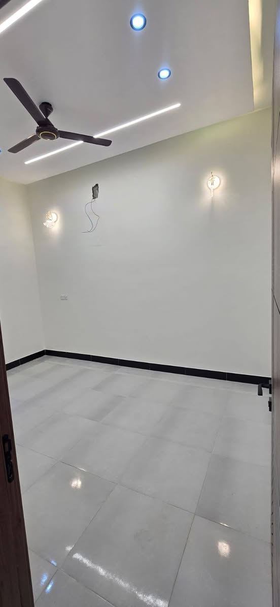 عندما تمتزج الفخامه بالابداع تكون النتيجه أفضل بكثير
نقدم لكم عرض اليوم مختلف دار تصميم كوخ🏠 للبيع تسليم مفتاح كامل تسلمه بعد المكاتبه مباشر تاً📝 
🅰️ البيت طابق ونص يتكون من
 غرف2
ديوانيه و
مطبخ مفتوح على الصاله و صحيات فوق و جوه
   ⭕مساحته البيت 100متر
 ⚧️ يبعد عن الشارع العام 300متر
♾️ سعر 120مليون قابل تفاوض
🪩 العنوان مركز البصره منطقه البهادريه شارع الكطه
📲 *********** البصرة, العراق
