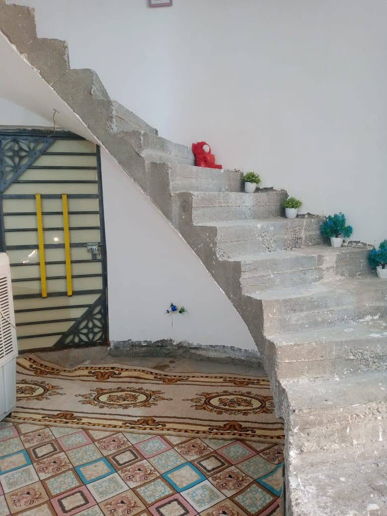 سلام عليكم بيت للبيع المساحه 200 متر  خنيطلة نهاية شارع الحولي قرب جامع الابرار  البيت يتكون من غرفتين وصاله كبيره واستقبال ومطبخ حار وبارد ومناور2 وصحيات داخليه  و خارجيه النواقص بيتونه ودوانيه بس والاستقبال لبخ ومخمر البيت اصبابه ناقص سيراميك السعر69 وبي مجال استفسار الاتصال على الرقم ***********
