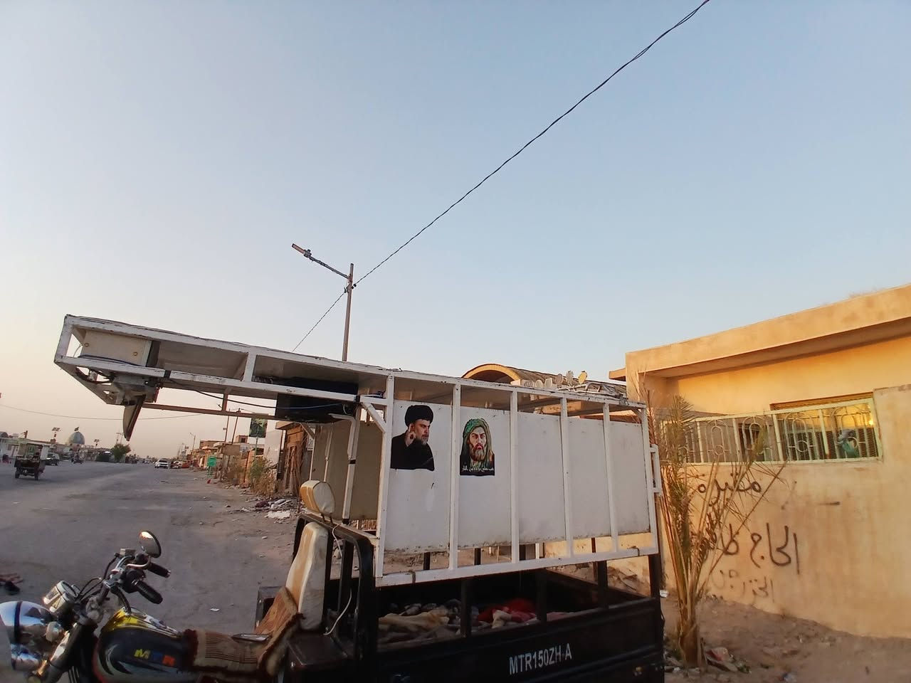 السلام عليكم محجر للبيع محجر نظيف كل شيء ما بيه وكامل من دوشمه جديده سقف والصفاحيات صفق جديد المحجر نظيف شوف عينك بس الاغراض مو وياه مكاني نجف***********
