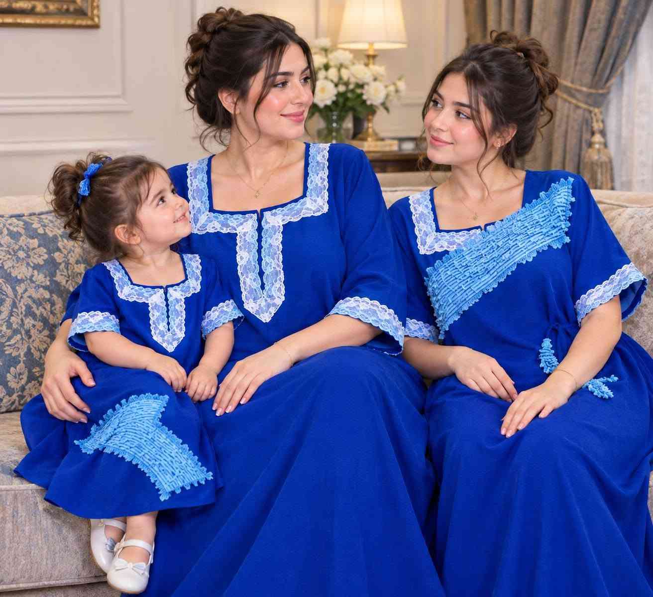 خياطة فرح 🌹 شغل امرتب ونضيف بأسعار مناسبه اختاري النقشه الالون وحنه نخيطه تدللين ☺️🪡✂️🧵
نزلت خياطة الام اوبنته الزبونتي الف عافيه اولا نفسه الخاله هم اله دور☺️🍒🧵🪡✂️👌

نص مكتوب في الصور:
- تفاصيل المخدة
- تفاصيل القماش والخياطة
- تفاصيل الربطة