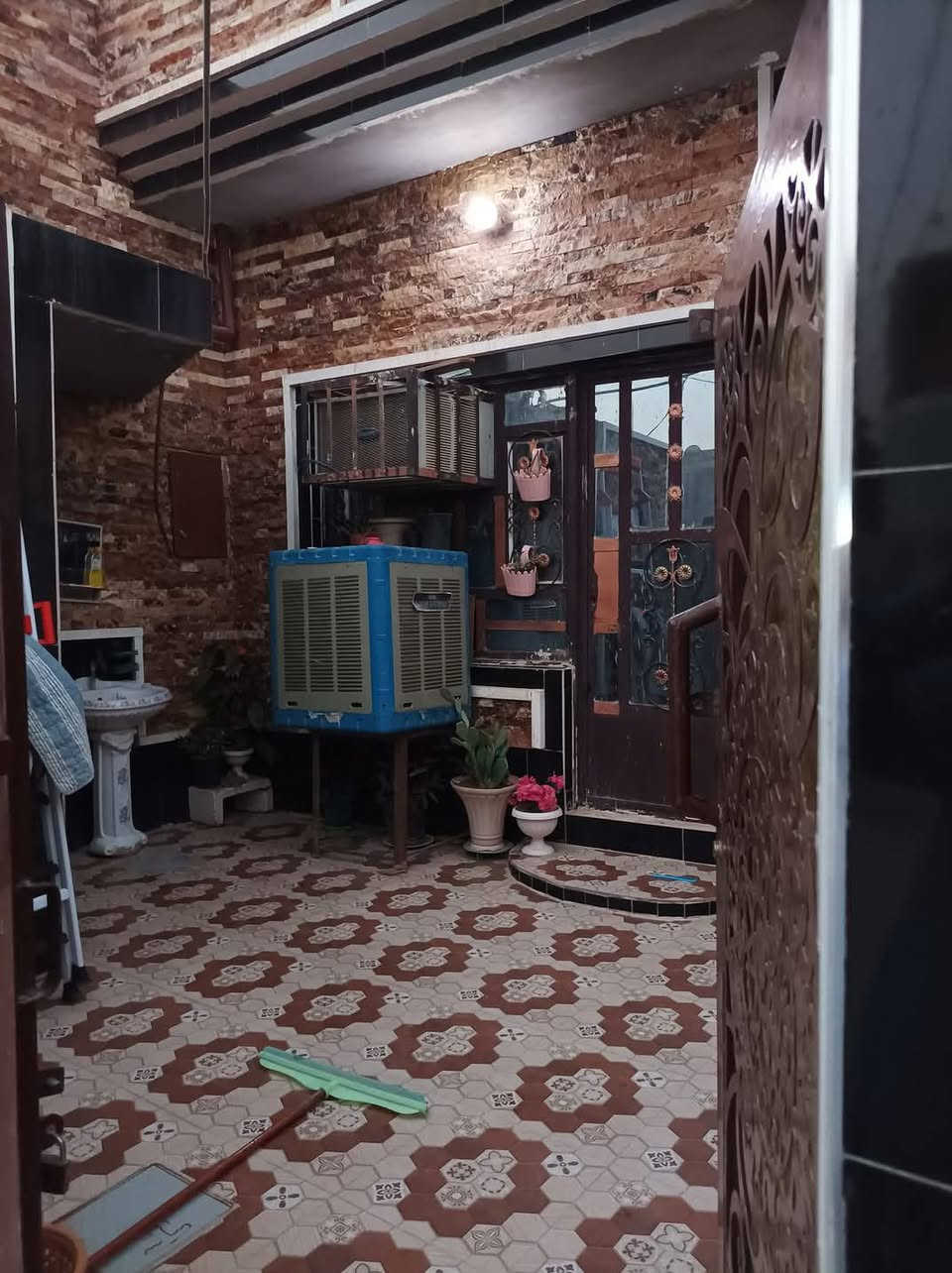 السلام عليكم بيت لبيع مساحه مية متر مواصفات كامله الموقع بهرز حي  القادسيه شارع تبليط قرب اسواق سنبله/***********
