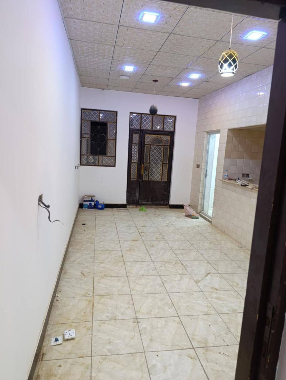 بيت للبيع  بشارع مطار الجديد المساحه 50 متر يحتوي على غرفه وصاله وصحيات ومكشوفه السعر 18مع المجال البيت مقابل المطار وأكثر من 50متر بل 65 متر بس بلمكاتبه مكتوب 50
***********
