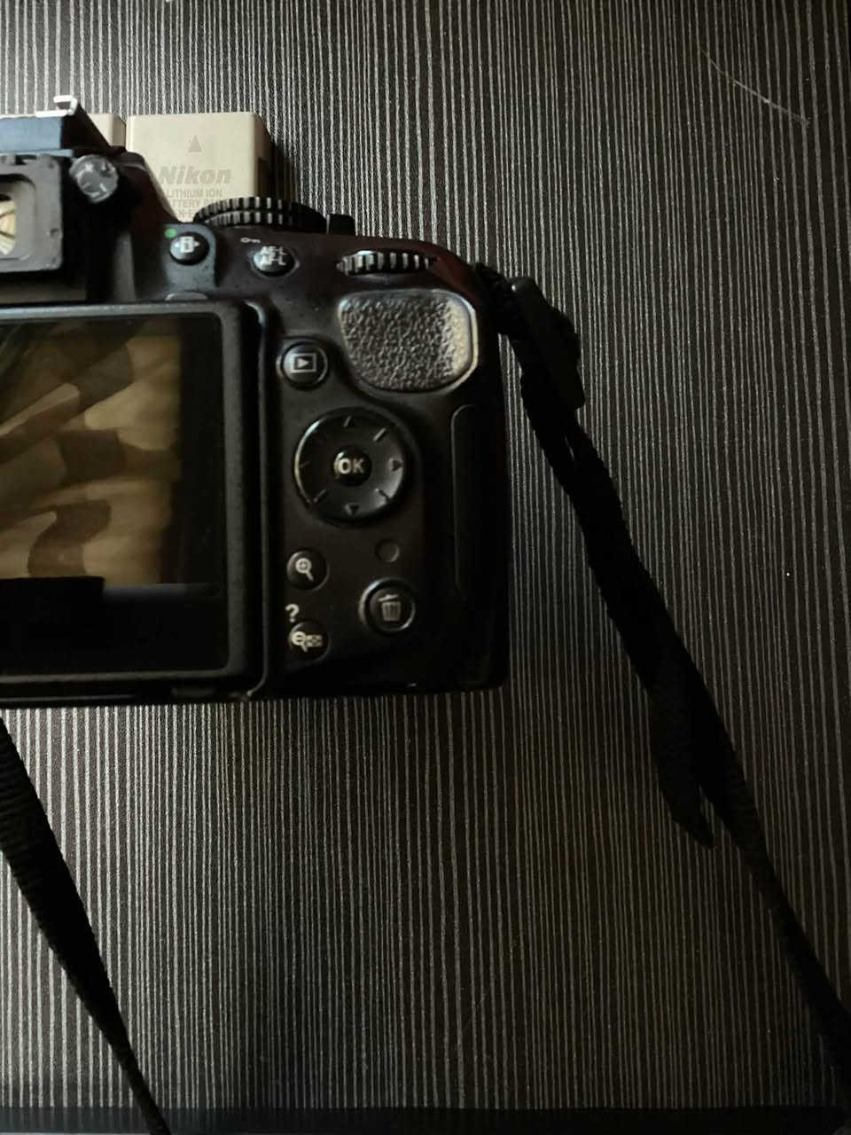 بيع مستعجل 
نيكون 5200 (Nikon D5200) استعمال شخصي
شاشة قلاب 360 درجة  
 العدسة: 18-55mm 
 الملحقات:
بطاريتين (عدد 2) + الشاحن الأصلي
 رام بسعة 32 جيجابايت
ستاند كاميرا ثلاثي (Tripod) ثابت
 محولة رام للموبايل واللابتوب بـ 3 منافذ (تايب سي، جالكسي، USB)
 حزام الكاميرا الأصلي
الموقع ، بغداد
*********** .
