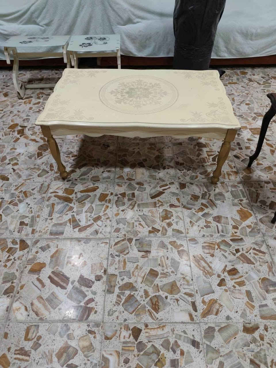 بغداد الجديدة • طاولتين • واحدة مكسورة