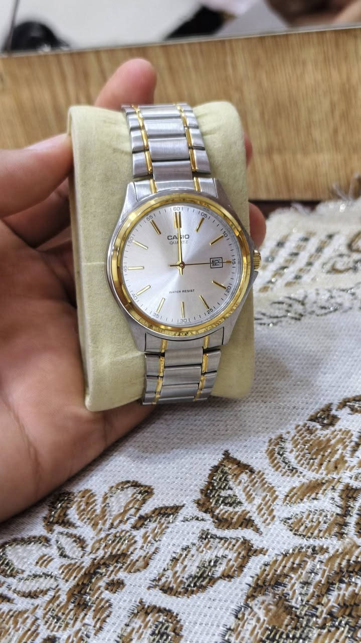 السلام عليكم ورحمة الله وبركاته 🌹
⌚ للبيع ساعة CASIO أصلية
الموديل: MTP-1183
✨ ساعة كلاسيكية أنيقة بتصميم فضي وذهبي
• حركة Quartz
• سوار وحواف من Stainless Steel
• واجهة فضية أنيقة مع تفاصيل ذهبية
• نافذة لعرض التاريخ
• مقاومة للماء Water Resistant
• صناعة ياباني اصلي 🌏 
• الرقم/الموديل: MTP-1183
✅ أصلية 100%
✅ استخدام جداً جداً قليل
✅ نظيفة ومحافظة عليها
✅ تعمل بصورة ممتازة
مكاني بغداد الدوره🌷 
رقم هاتف *********** 📱 يوجد توصيل

