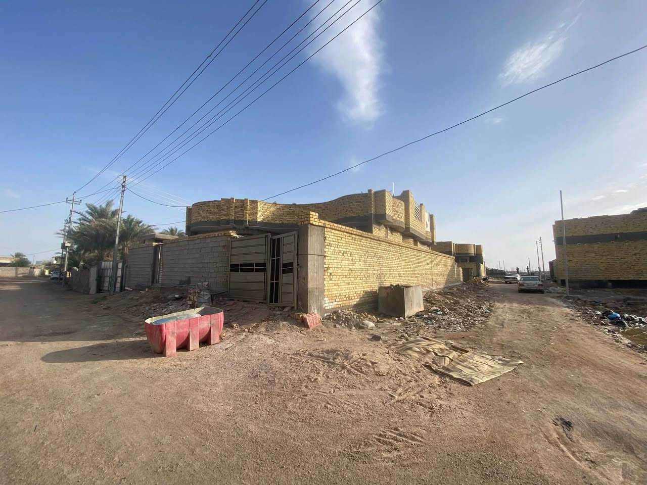 السلام عليكم بيت البيع مساحه 400قرب حسينه سيد جاسم البيت طابقين الطابق العلوي هيكل يتكون من ثلاث غرف خمسه ب خمسه متر وصاله خمسة ب عشره متر وصحيات داخليه ثنين ب ربعه متر مطبخ خمسه ب خمسه متر وستقبال خمسه ب تسعه متر وطرمه 100متر البناء حديث ودرجه اولهلاتصال علا الرقم. ***********

