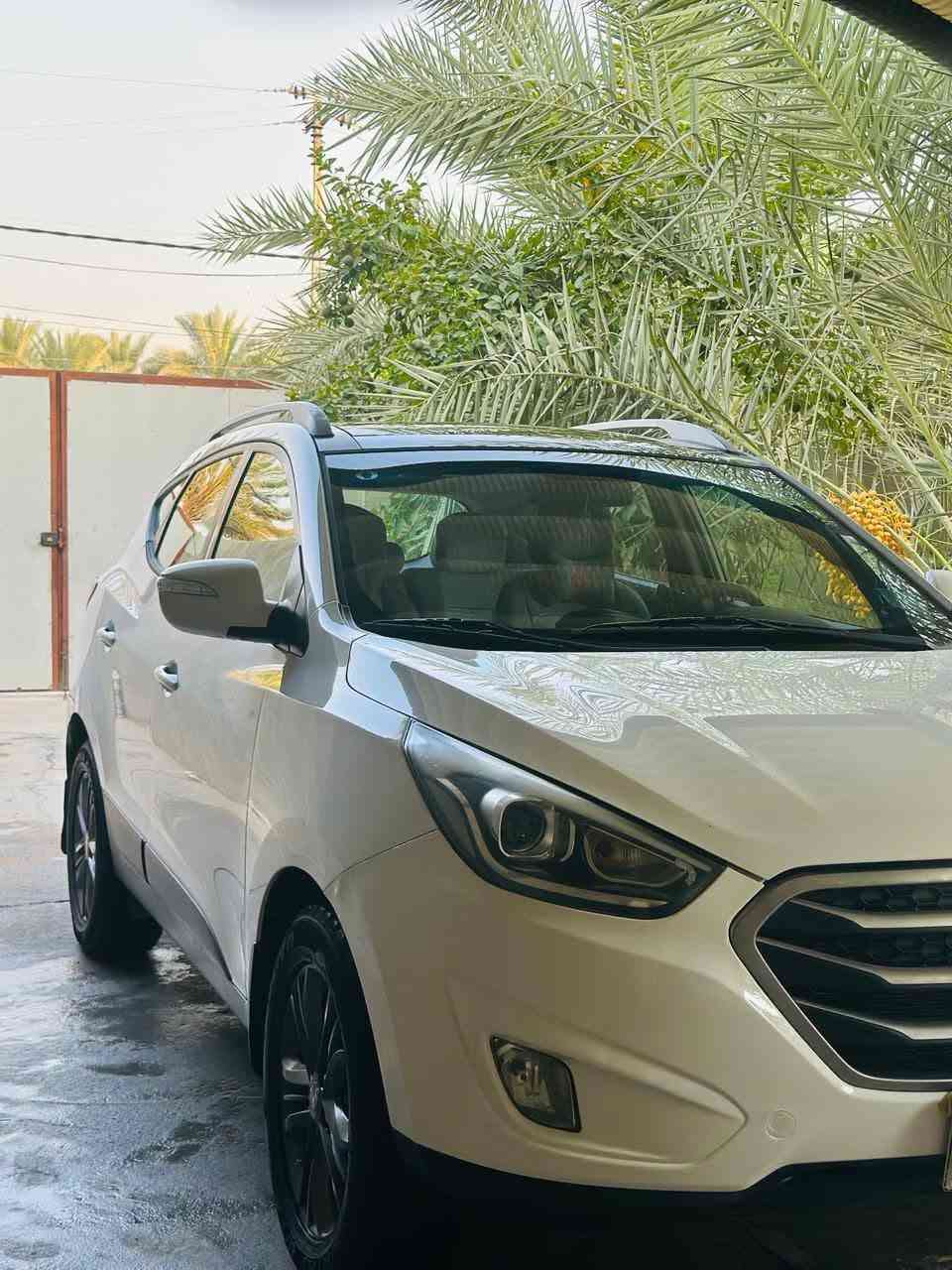 السلام عليكم 
توسان موديل 15جاهزه مكينه كير حداديه تخم تاير تبريد ثلج جاهزه من كلشي مال جناي
١ بنورامه 
٢ تبريد قطعتين 
٣ الضرر فقط الي بسورنار 
٤ حداديه فول. 
٥ تخم تاير جديد
٦ السياره جاهزه اي نقص ماكو 
رقم تلفون ***********
