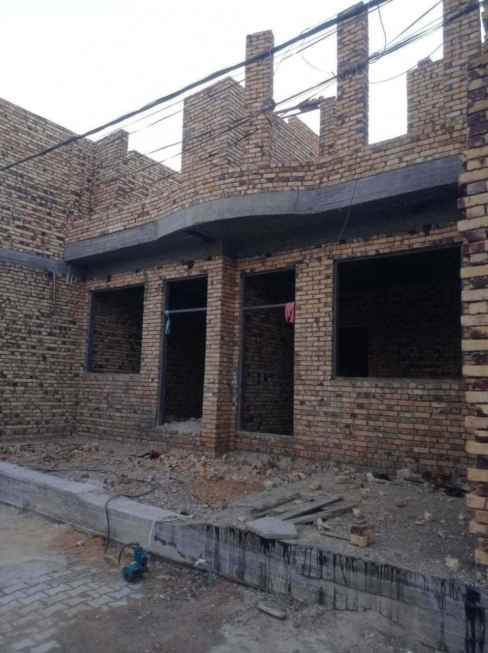 للبيع بيت في حي عبد العباس كونكريت استقبال 13متر مطبخ صاله غرفة نوم والباقي 3غرف نوم اطابق الثاني 180مترمساحة سعر البيع 90مليون للستفسار اتصل على الرقم ***********
