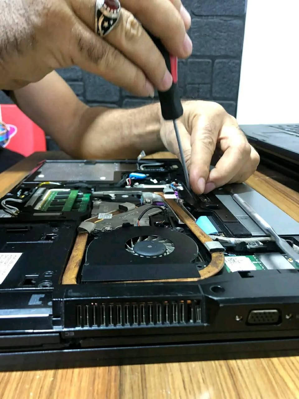 دورة الحاسبات 

1-تعليم استخدام جهاز الحاسبة من الصفر حتى العمل عليه باحتراف 
2-تعليم الطرق الصحيحه لاستخدام جهاز الحاسوب 
3- استخدام برامج الكتابه والرسم على الحاسبه 
4-طريقة فرمتة الحاسبه وبرمجتها 
5- طريقة تنصيب البرامج وازالتها 
6-طريقة اصلاح الريجستري 
+++++++++++++++++++
        صيانة الحاسبة 
1-الطريقه الصحيحه لتشخيص عطل الحاسبه 
2-الطريقه الصحيحه لمعالجة العطل 
3-الطريقه الصحيحه لفتح غطاء الحاسبات 
4-الطريقه الصحيحه لتبديل القطعه العاطله 
5-الطريقه الصحيحه لوجود القطعه المماثله للقطعه العاطله وتبديلها 
6- طريقة زيادة الرام وكرت الشاشه 
7-طريقة تعليم تصفير البايوز 
8- طريقة تبديل الشاشه وربطها بطريقه صحيحه  
9- طرق تنضيف المذر بورد من الكابونات العازله 
10- طريقة دمج الرام 
11- طرق الصيانه الاخره حتى الاحتراف 
 النضري +العملي
البصرة الجمهورية تقاطع معهد النفط قرب الريان سنتر للألعاب فوق قاعه الكوكب للرشاقة الطابق الثالث مصعد اكو *********** اتصال وواتساب البصرة, العراق
