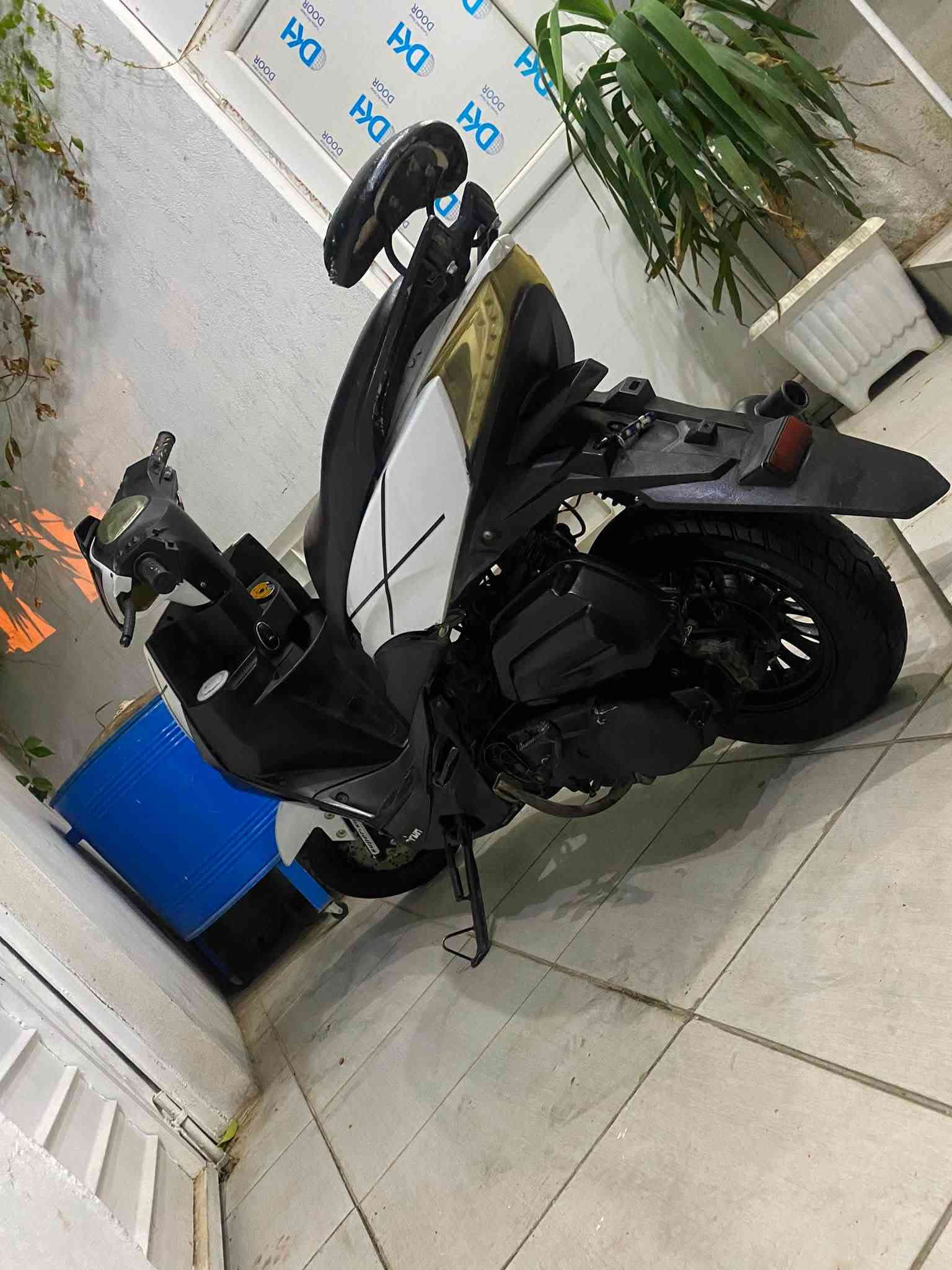 السلام عليكم للبيع ماكس FS موديل 2021 مكينه 125cc كهربائيات كلها شغاله لايت زنون عالي ناصي  بكلايت اشاير كله شغال مكينه كبس مامفتوحه شرط بدون تنقيص ودخان بريكات مضبوطه تايرات جديده وياله رياضي الدراجه مثل الصور واحلى بعد مكان الدراجه سليمانيه بكرجو السعر 330 الف وبيها مجال كلش بسيط حك الجيه للاتصال: 
أسيا *********** / واتساب فقط ***********
